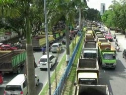 Dilarang Masuk Kota Pekanbaru, Sopir Truk Demo di DPRD Riau