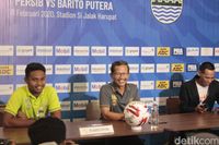 Pelatih Barito Putera Djadjang Nurdjaman (tengah)
