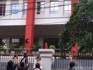 Lambaikan Tangan, Gibran Tiba di DPP PDIP Jalani Uji Kelayakan dan Kepatutan