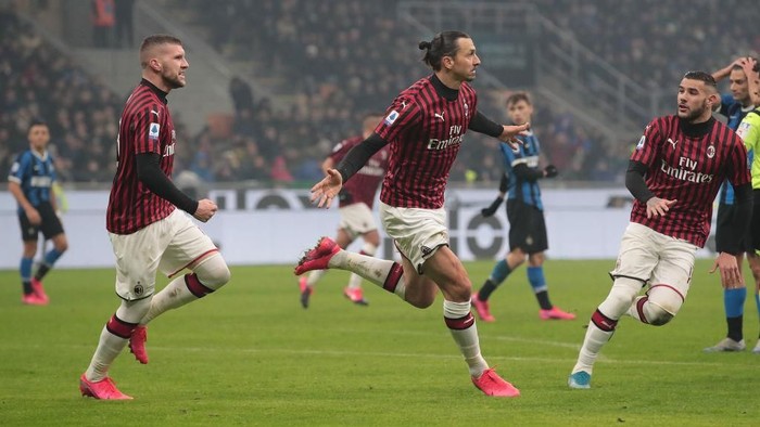 MILAN, ITALY - FEBRUARY 09:  Zlatan Ibrahimovic of AC Milan celebrates his goal with his team-mate Ante Rebic (L) and Theo Hernandez (R) during the Serie A match between FC Internazionale and AC Milan at Stadio Giuseppe Meazza on February 9, 2020 in Milan, Italy.  (Photo by Emilio Andreoli/Getty Images)