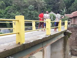 Diterjang Banjir, Jembatan Sungai Kalijaga di Cirebon Ambruk