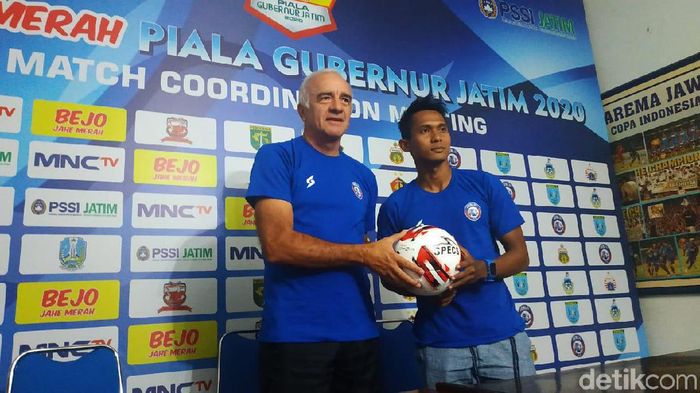 Roberto Carlos Mario Gomez Pelatih Arema FC Roberto Carlos Mario Gomez.