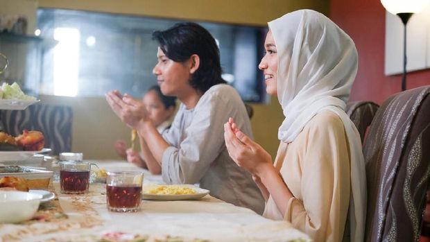 Ilustrasi muslim menjalankan sahur
