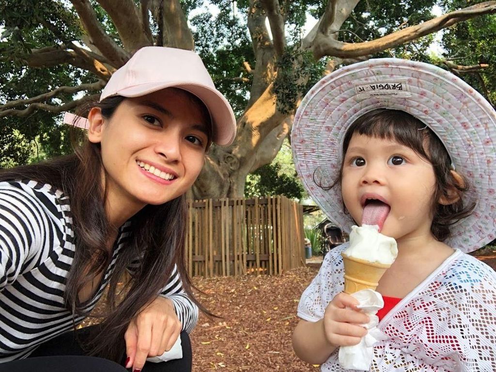 10 Bukti Bridgia Kalina, Anak Cantik Acha Septriasa Doyan Makan 10 Bukti Bridgia Kalina, Anak Cantik Acha Septriasa Doyan Makan