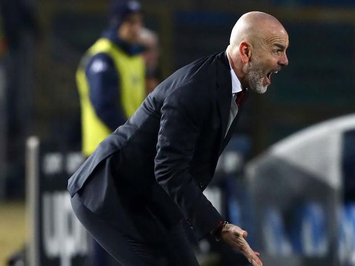 BRESCIA, ITALY - JANUARY 24: AC Milan coach Stefano Pioli shouts to his players during the Serie A match between Brescia Calcio and AC Milan at Stadio Mario Rigamonti on January 24, 2020 in Brescia, Italy. (Photo by Marco Luzzani/Getty Images)