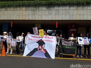 Para Perempuan dengan Bekas Telapak Merah di Mulut Demo di Kemdikbud