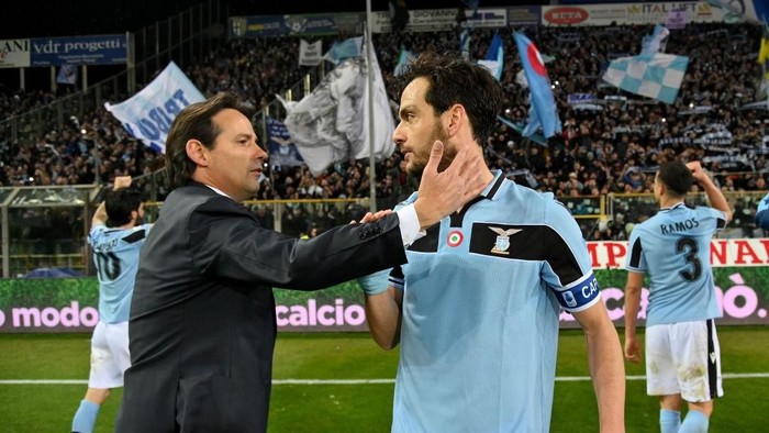PARMA, ITALY - FEBRUARY 09:  Head coach Simone Inzaghi and Marco Parolo of SS Lazio celebrate victory after the Serie A match between Parma Calcio and  SS Lazio at Stadio Ennio Tardini on February 09, 2020 in Parma, Italy. (Photo by Marco Rosi/Getty Images)
