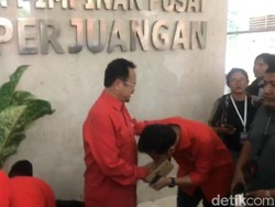 Saat Gibran Rakabuming Cium Tangan Achmad Purnomo
