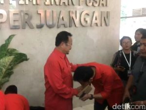 Saat Gibran Rakabuming Cium Tangan Achmad Purnomo Saat Gibran Rakabuming Cium Tangan Achmad Purnomo