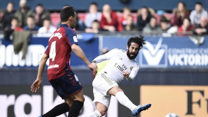 PAMPLONA, SPAIN - FEBRUARY 09: Isco of Real Madrid scores his teams first goal during the La Liga match between CA Osasuna and Real Madrid CF at El Sadar Stadium on February 09, 2020 in Pamplona, Spain. (Photo by Juan Manuel Serrano Arce/Getty Images)