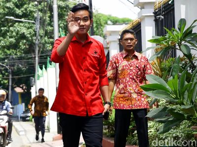 Gaya Gibran Rakabuming Saat Tiba di DPP PDIP Jakarta