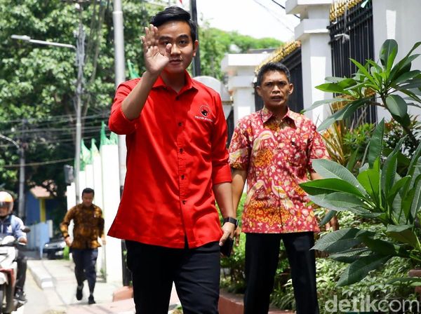 Gaya Gibran Rakabuming Saat Tiba di DPP PDIP Jakarta