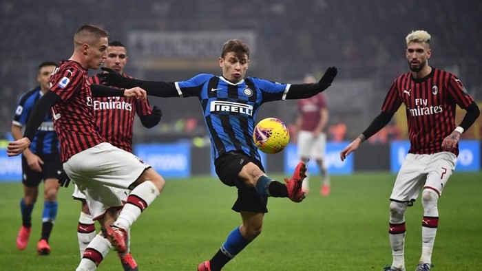 Inter Milans midfielder Nicolo Barella from Italy (C) fights for the ball with AC Milans defender Davide Calabria from Italy (L) during the Italian Serie A football match Inter Milan vs AC Milan on February 9, 2020 at the San Siro stadium in Milan. (Photo by MARCO BERTORELLO / AFP)
