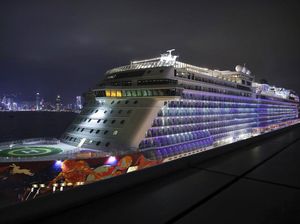 Negatif Corona, Ribuan Penumpang Kapal Pesiar World Dream Diturunkan