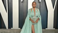 Penampilan Seksi Chrissy Teigen di Vanity Fair Oscar 2020