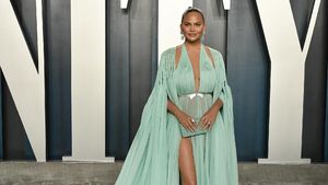 Penampilan Seksi Chrissy Teigen di Vanity Fair Oscar 2020