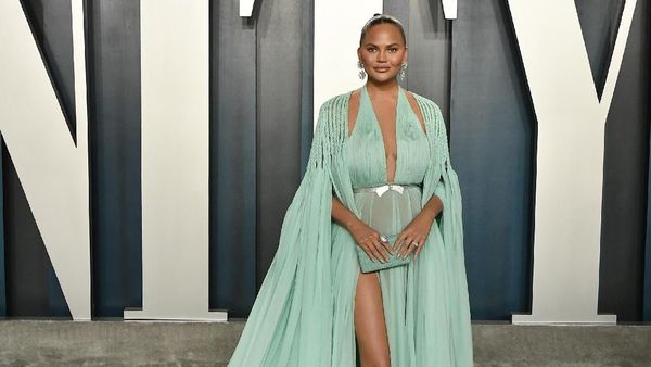 Penampilan Seksi Chrissy Teigen di Vanity Fair Oscar 2020