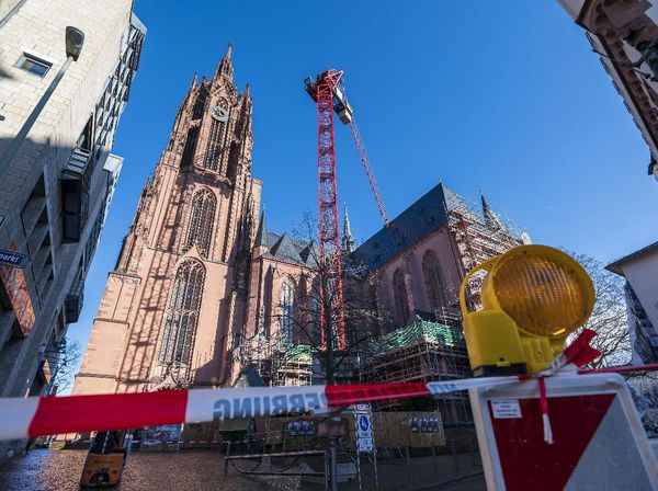 Crane Timpa Atap Gereja Frankfurter Dom Imbas Badai Sabine