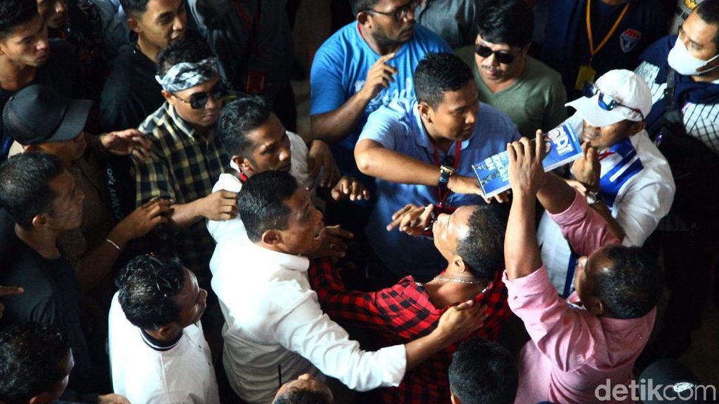 Keributan Sempat Terjadi di Arena Kongres PAN Kendari Keributan Sempat Terjadi di Arena Kongres PAN Kendari