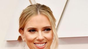 Gaya Seksi Scarlett Johansson Pakai Anting Rp 34 M di Oscar 2020
