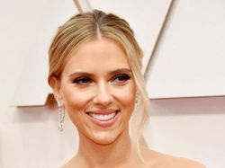 Gaya Seksi Scarlett Johansson Pakai Anting Rp 34 M di Oscar 2020 Gaya Seksi Scarlett Johansson Pakai Anting Rp 34 M di Oscar 2020