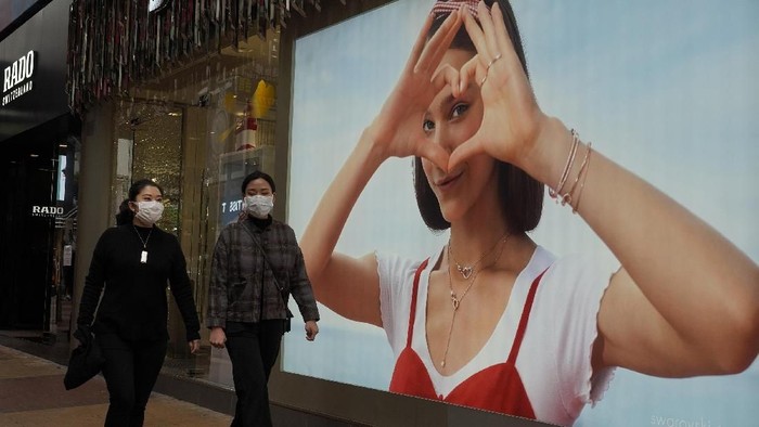 Seorang pria di Hubei, China, terlihat menggunakan penutup kepala menggunakan plastik saat beraktivitas. Hal itu dilakukan demi mencegah penularan infeksi corona.