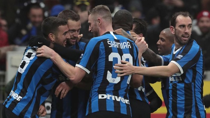 MILAN, ITALY - FEBRUARY 09: Stefan De Vrij (2nd L) of FC Internazionale celebrates his goal with his team-mates during the Serie A match between FC Internazionale and AC Milan at Stadio Giuseppe Meazza on February 9, 2020 in Milan, Italy. (Photo by Emilio Andreoli/Getty Images)