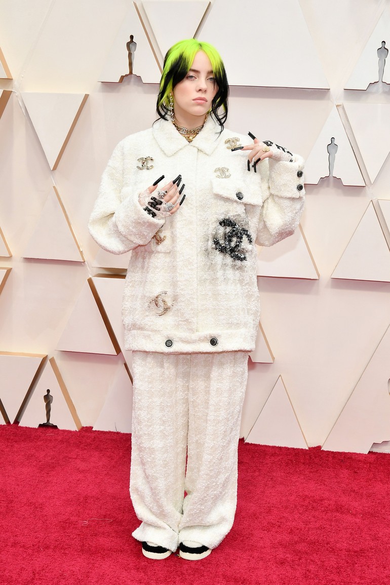 Untuk red carpet perdananya di Oscar, Billie Eilish mencuri perhatian dengan setelan putih longgar dari Chanel. (Foto: Amy Sussman/Getty Images)