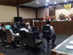 Jaksa Cecar Saksi soal Angsuran Ferrari California dari Rekening Wawan