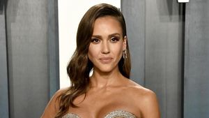 Penampilan Seksi Jessica Alba di Vanity Fair Oscar Party