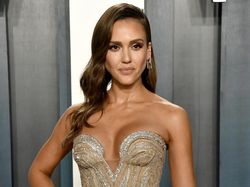 Penampilan Seksi Jessica Alba di Vanity Fair Oscar Party