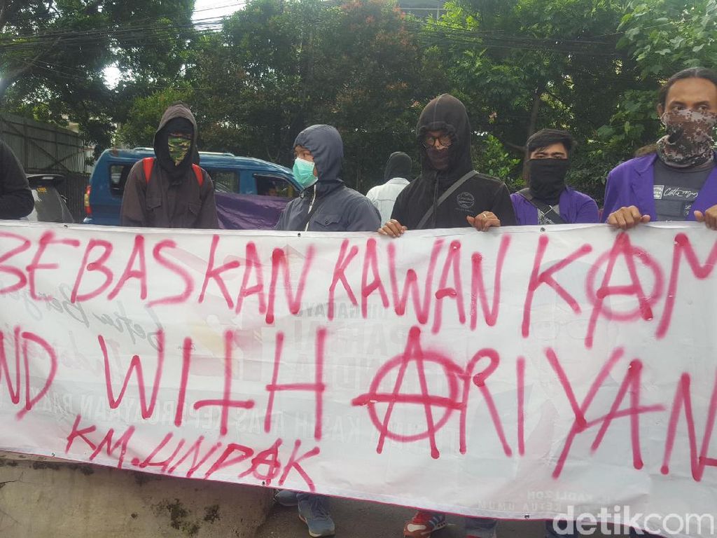 Jelang Sidang Tuntutan, Massa Demo di PN Bogor Minta Ariyanto Dibebaskan Jelang Sidang Tuntutan, Massa Demo di PN Bogor Minta Ariyanto Dibebaskan
