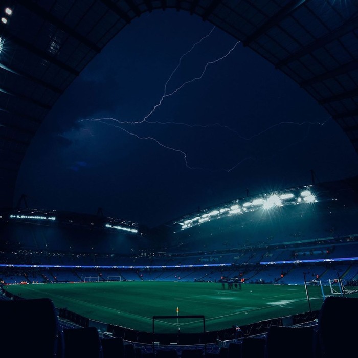 Petir di Etihad Stadium