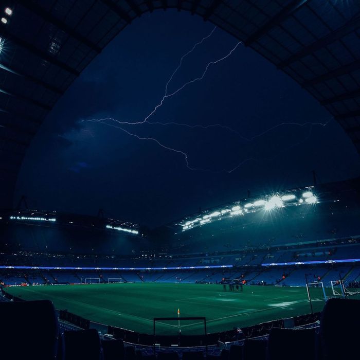 Petir di Etihad Stadium Petir di Etihad Stadium