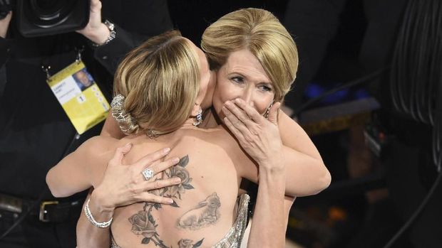 Laura Dern Peluk Scarlett Johansson
