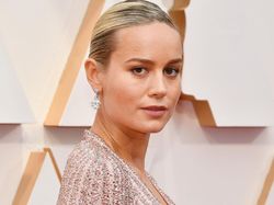 Brie Larson Pergoki Taika Waititi Simpan Piala Oscars di Bawah Bangku Brie Larson Pergoki Taika Waititi Simpan Piala Oscars di Bawah Bangku