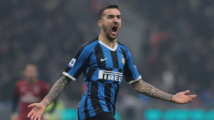 MILAN, ITALY - FEBRUARY 09:  Matias Vecino of FC Internazionale celebrates his goal during the Serie A match between FC Internazionale and AC Milan at Stadio Giuseppe Meazza on February 9, 2020 in Milan, Italy.  (Photo by Emilio Andreoli/Getty Images)