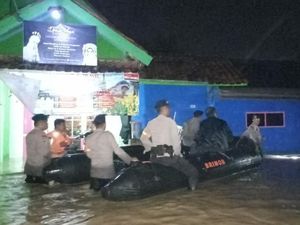 Tanggul Jebol-Pendangkalan Sungai, 10 Kecamatan di Cirebon Kebanjiran Tanggul Jebol-Pendangkalan Sungai, 10 Kecamatan di Cirebon Kebanjiran