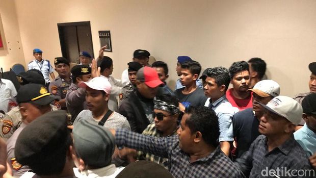 Panasnya Kongres PAN: Kursi Terbang, Kaca Pecah