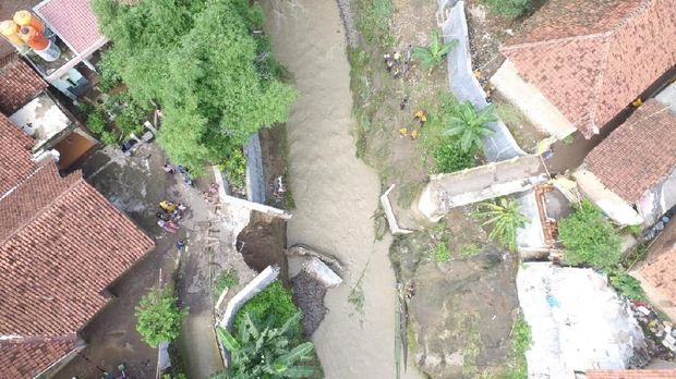 Diterjang Banjir, Jembatan Sungai Kalijaga di Cirebon Ambruk