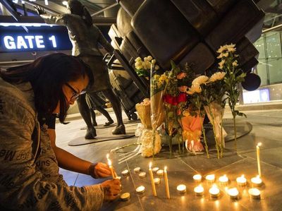 Bunga dan Lilin Hiasi Lokasi Penembakan Brutal di Thailand