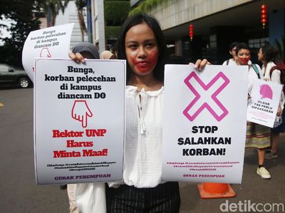 Para Perempuan Aksi Tolak Kekerasan Seksual di Kemendikbud