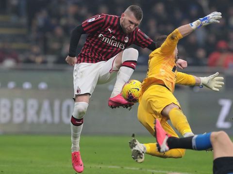 Ante Rebic memanfaatkan kesalahan Daniele Padelli untuk mencetak gol pembuka AC Milan