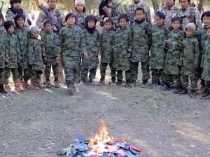 Mengingat Video Anak-anak ISIS Bakar Paspor Hijau Mengingat Video Anak-anak ISIS Bakar Paspor Hijau