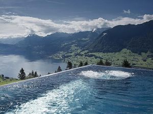 Penting untuk Traveler yang Hobi Berenang di Tengah Wabah Virus Corona