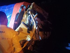 Truk Tabrak Bus di Tol Cipali, Satu Orang Tewas Dua Luka