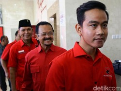 Momen Gibran Cium Tangan Achmad Purnomo di DPP PDIP