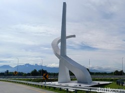 Ada Tugu di Tol Disebut Mirip Palu Arit, Benar Nggak Sih?