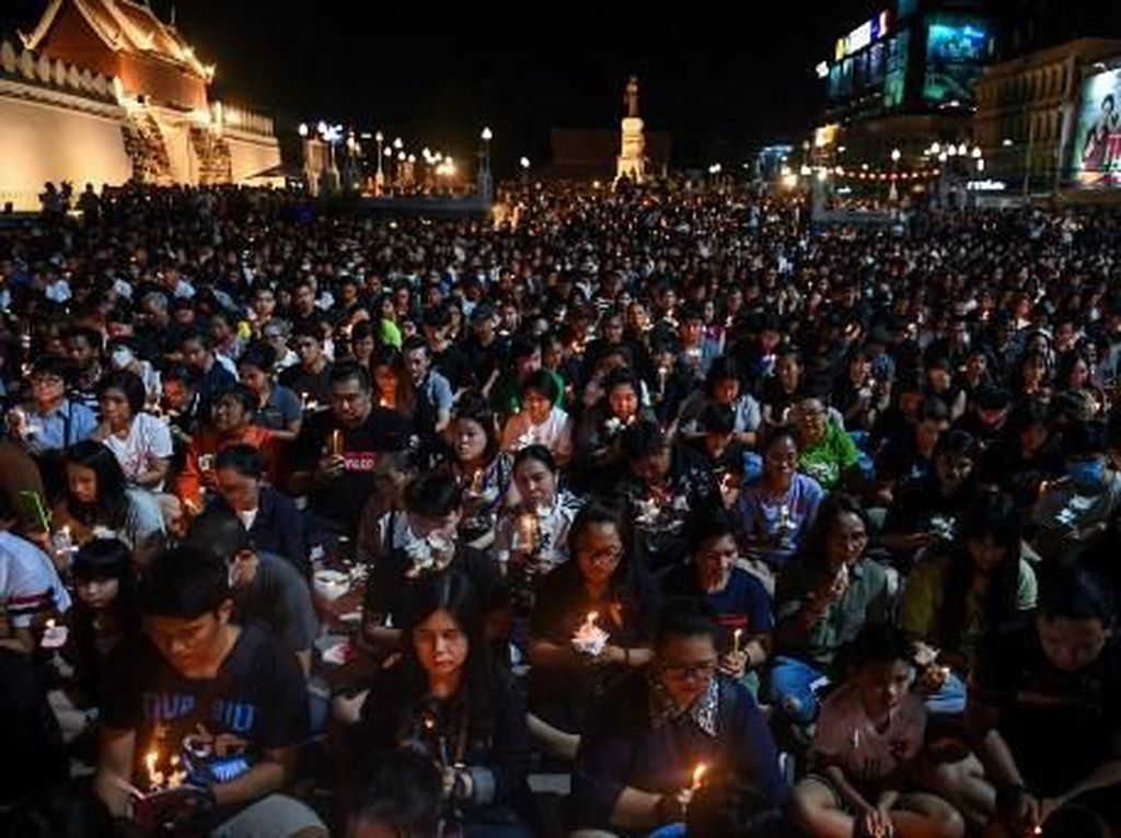 Momen Warga Gelar Doa Untuk 29 Korban Penembakan Tentara Thailand Momen Warga Gelar Doa Untuk 29 Korban Penembakan Tentara Thailand