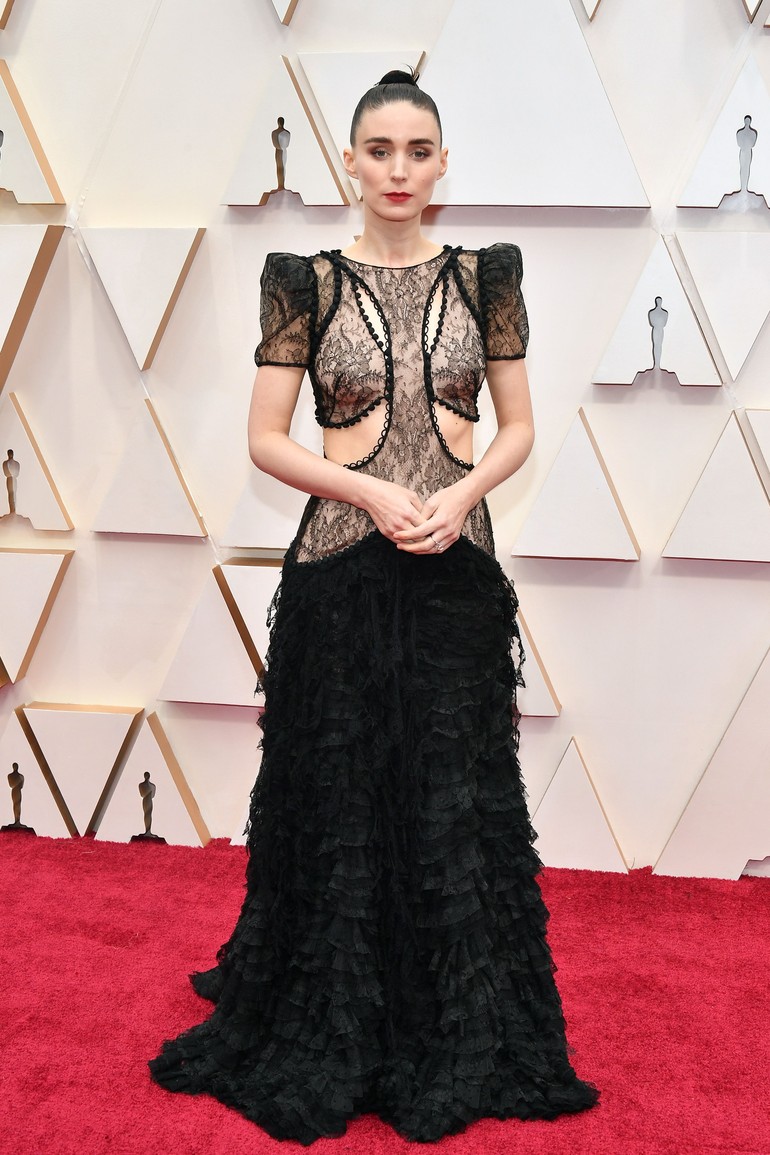 Rooney Mara yang menghadiri Oscar bersama sang tunangan, Joaquin Phoenix, mencuri atensi dengan hitam transparan bergaya gothic. (Foto: Amy Sussman/Getty Images)